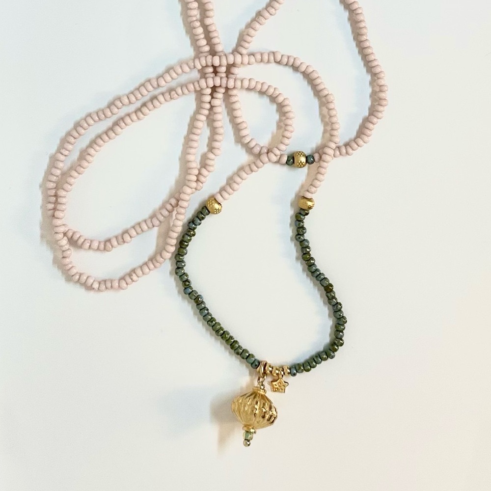 38” Vintage gold pendant w/beaded glass & matte gold accents.